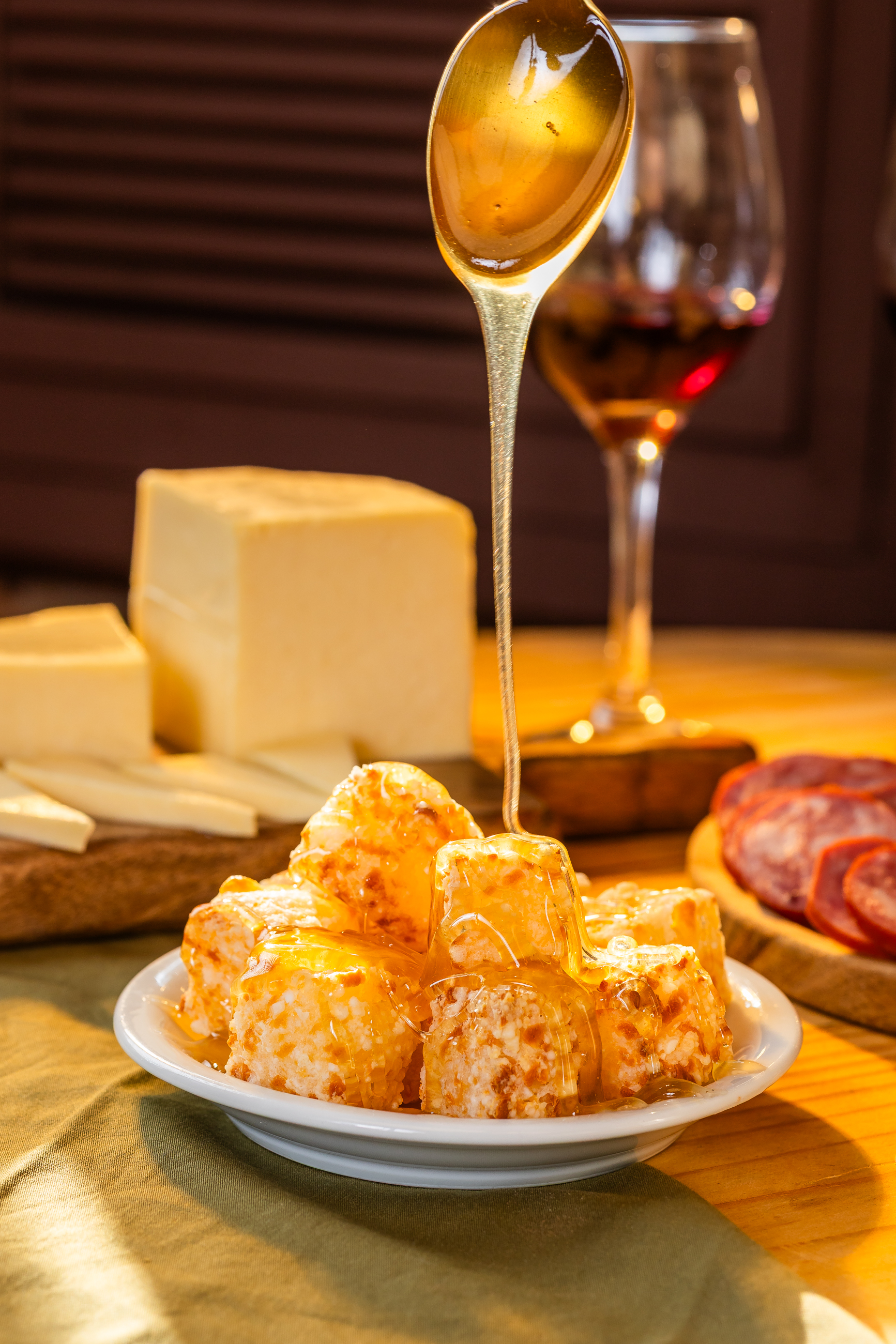 Petiscos com mel e queijo