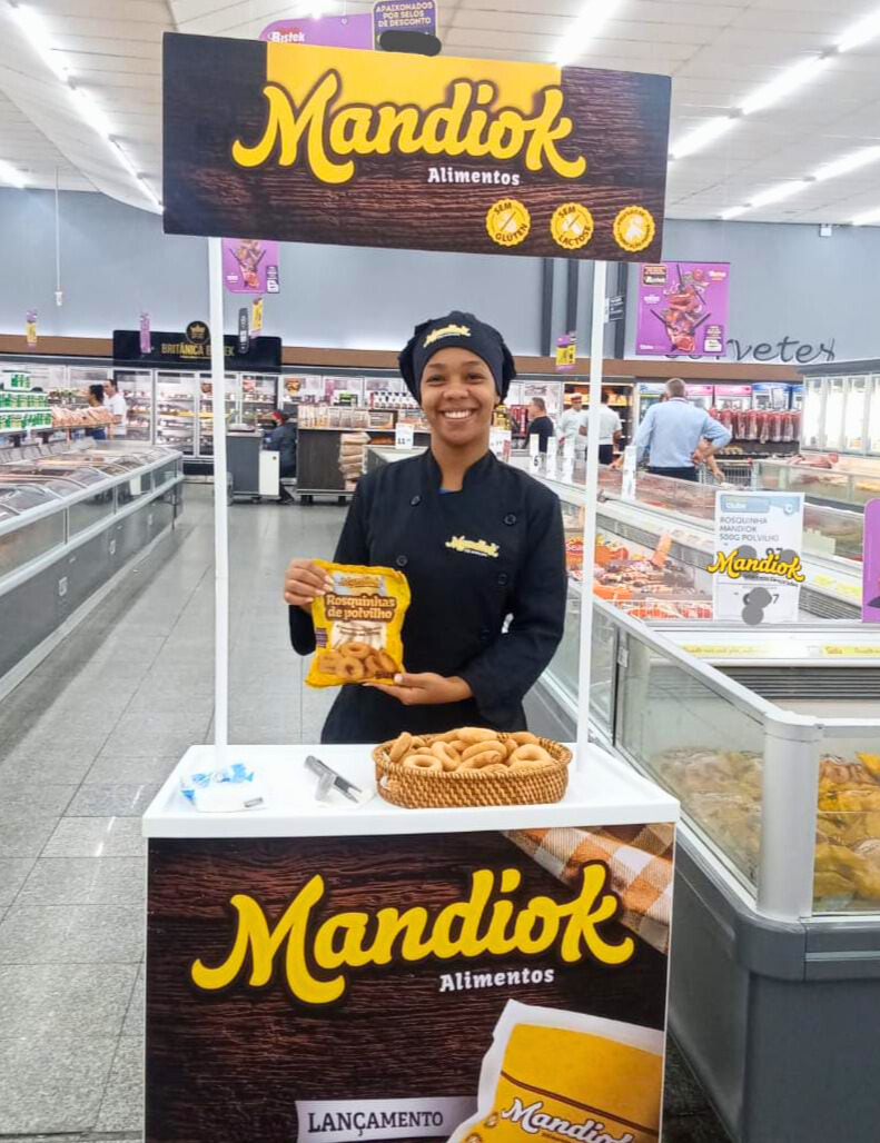 Promocao de produtos Mandiok em supermercado
