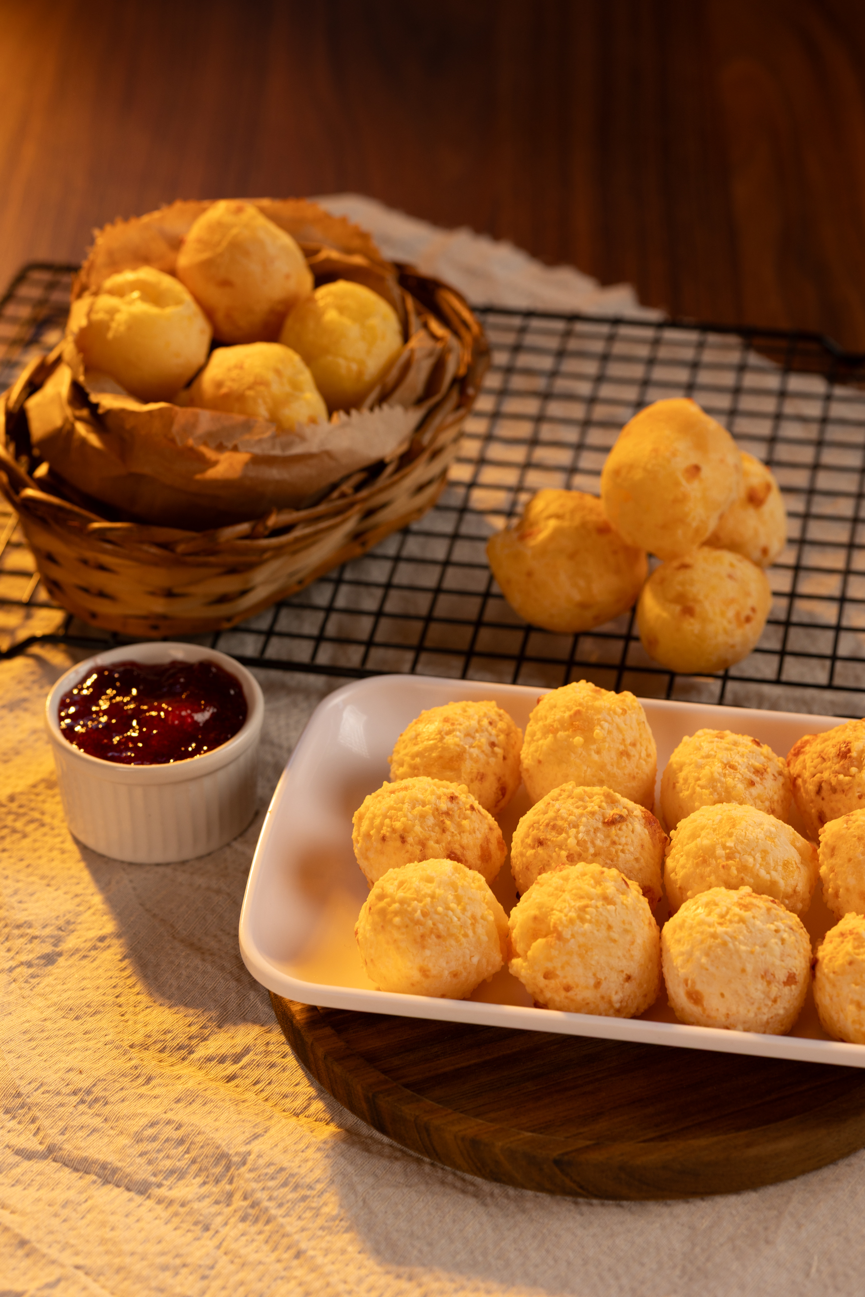 Dadinhos de tapioca servidos com molho