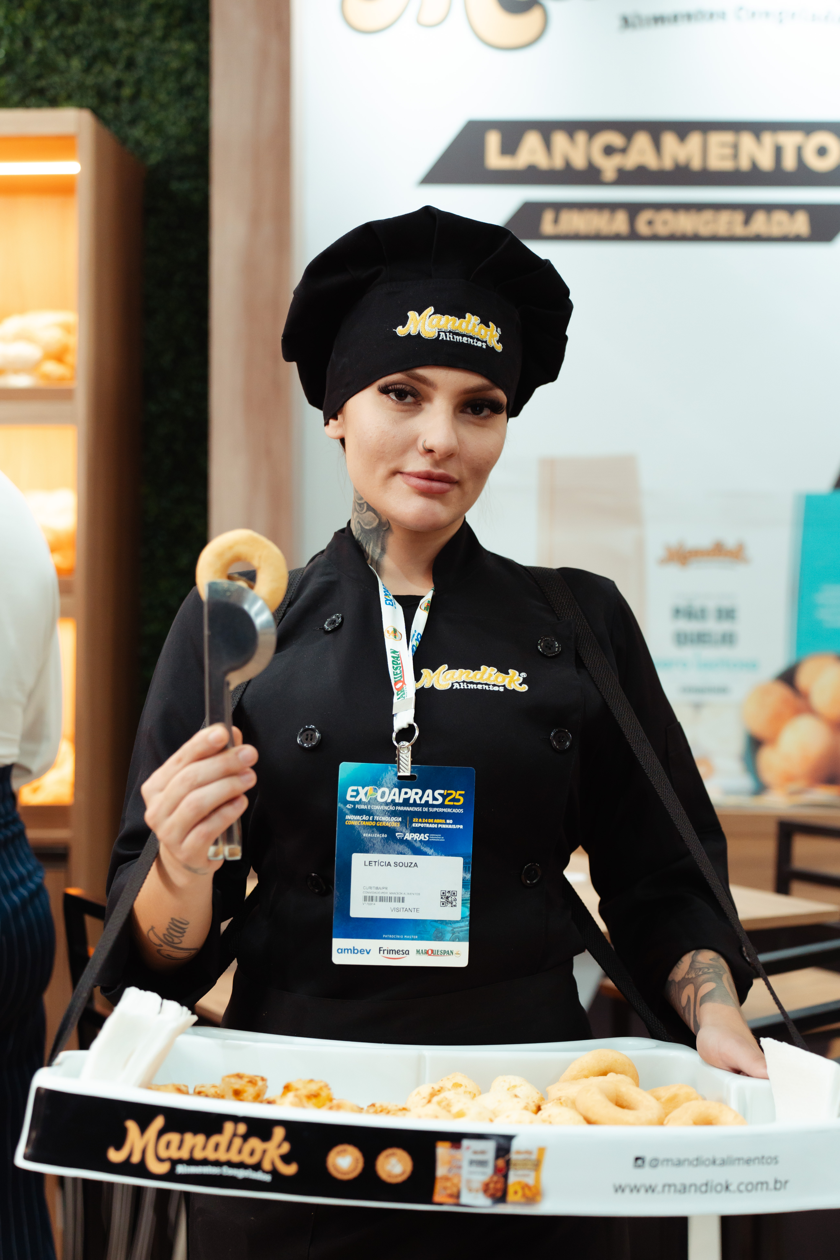 Profissional da Mandiok apresentando produtos